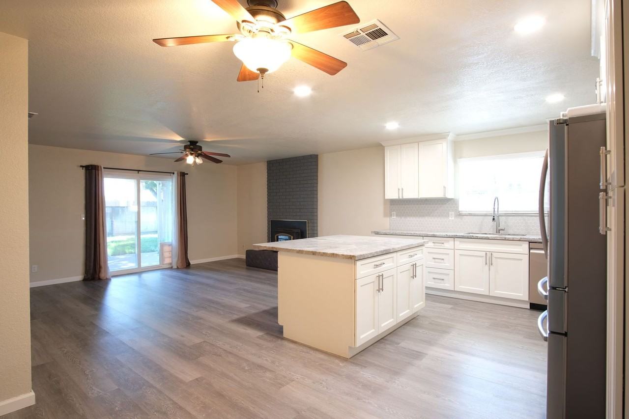 1058 Locust Ave - Photo 7 of 24