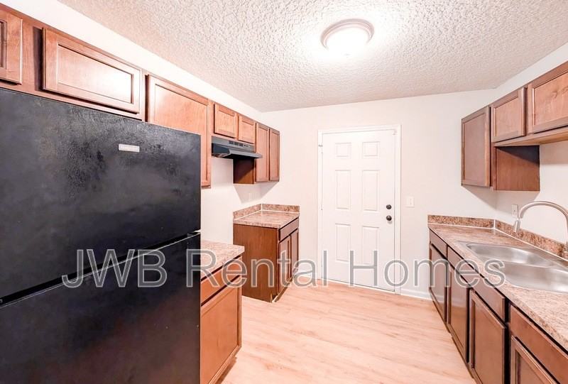 2037 Sessions Ln - Photo 2 of 16