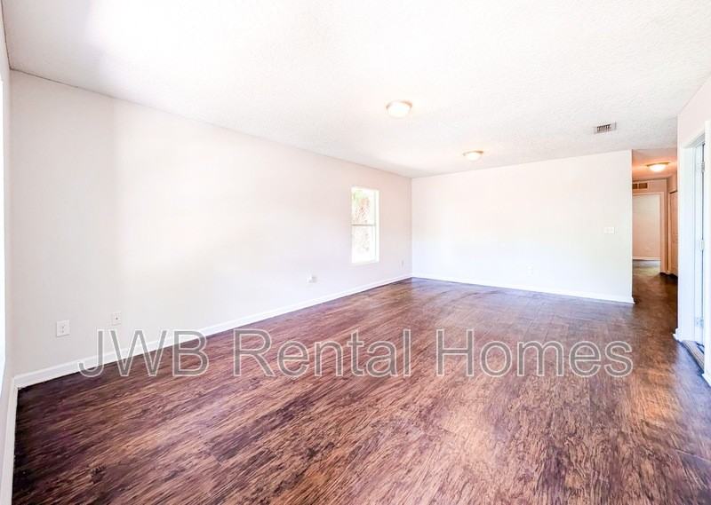 2037 Sessions Ln - Photo 4 of 16