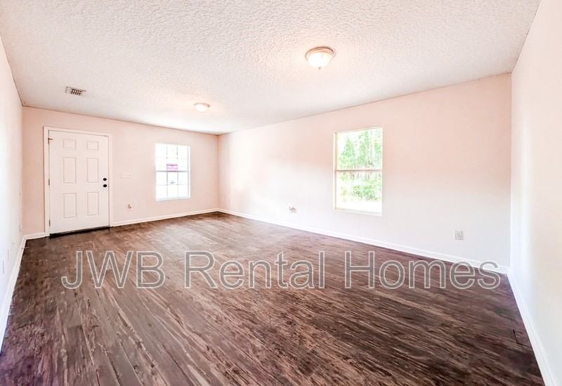 2037 Sessions Ln - Photo 5 of 16