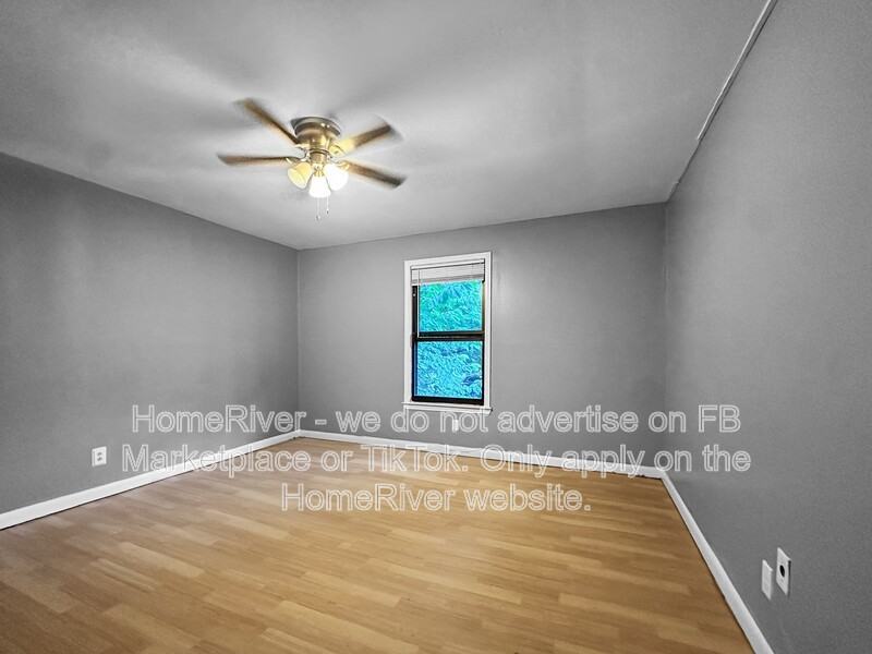 574 Evergreen Ter #3 - Photo 5 of 11