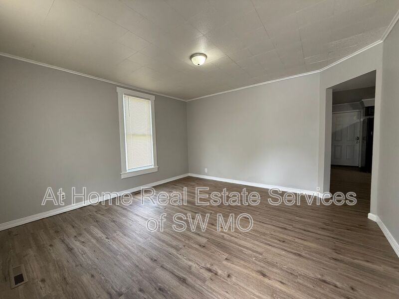438 W Page St - Photo 4 of 16