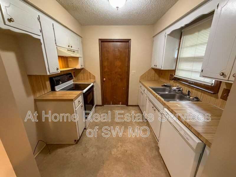 1444 S Gelven Ave - Photo 3 of 11