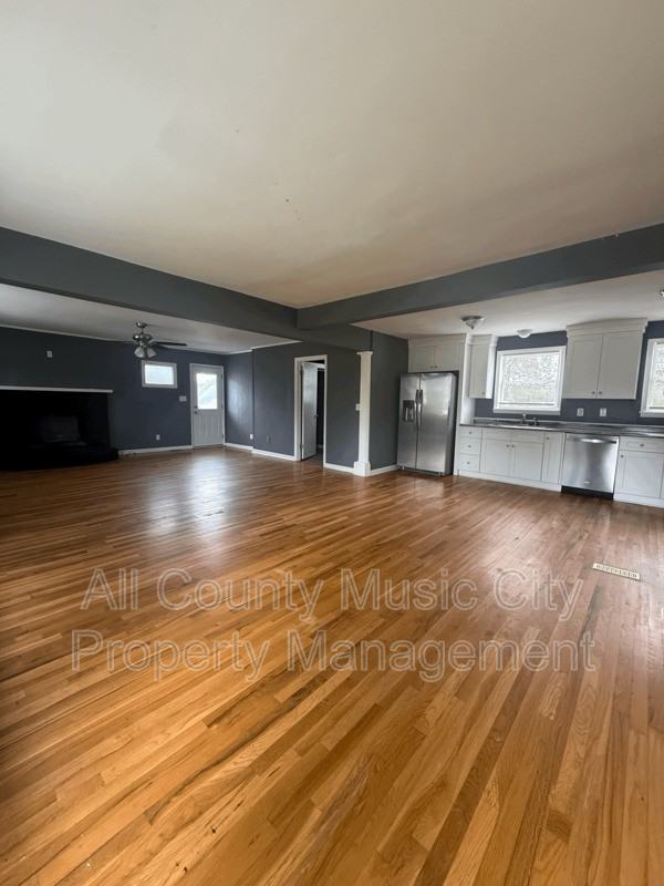 522 Bentley St - Photo 2 of 10