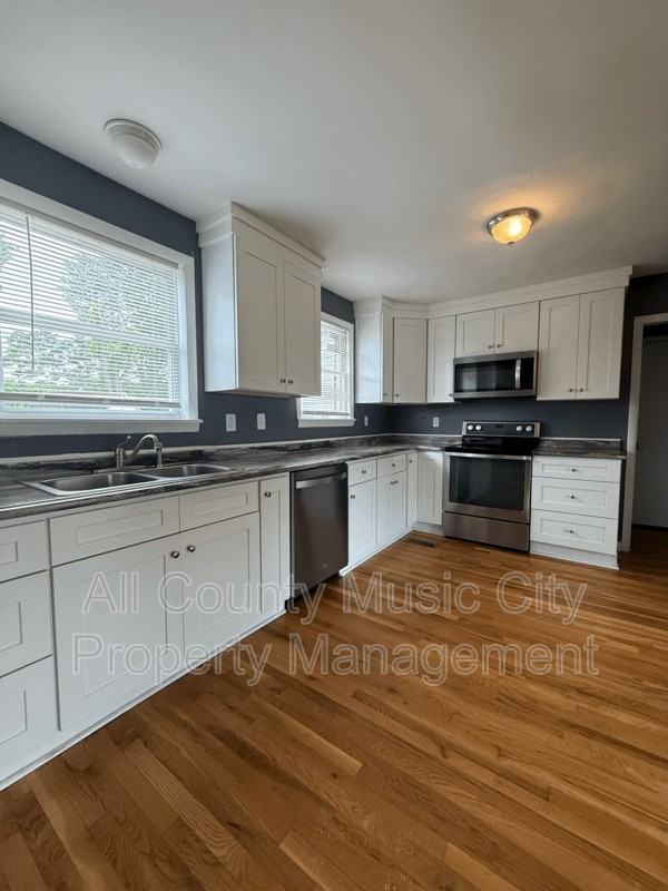 522 Bentley St - Photo 3 of 10