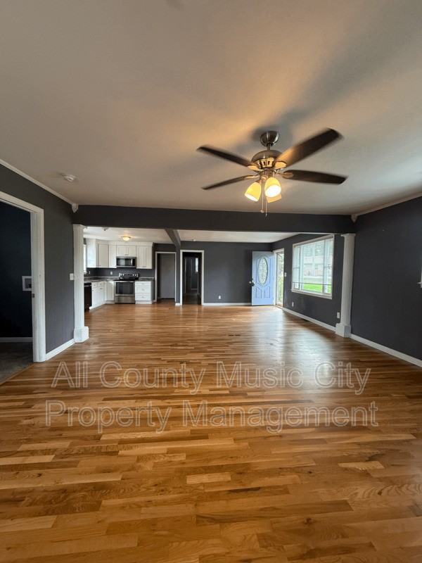 522 Bentley St - Photo 5 of 10