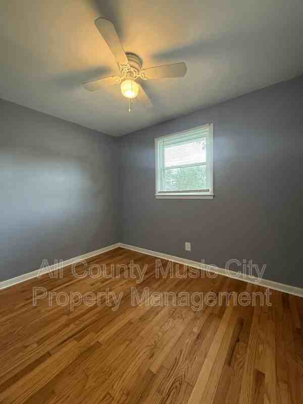 522 Bentley St - Photo 6 of 10