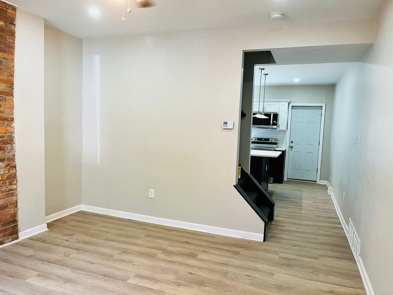 117 Parkhurst St - Photo 2 of 9