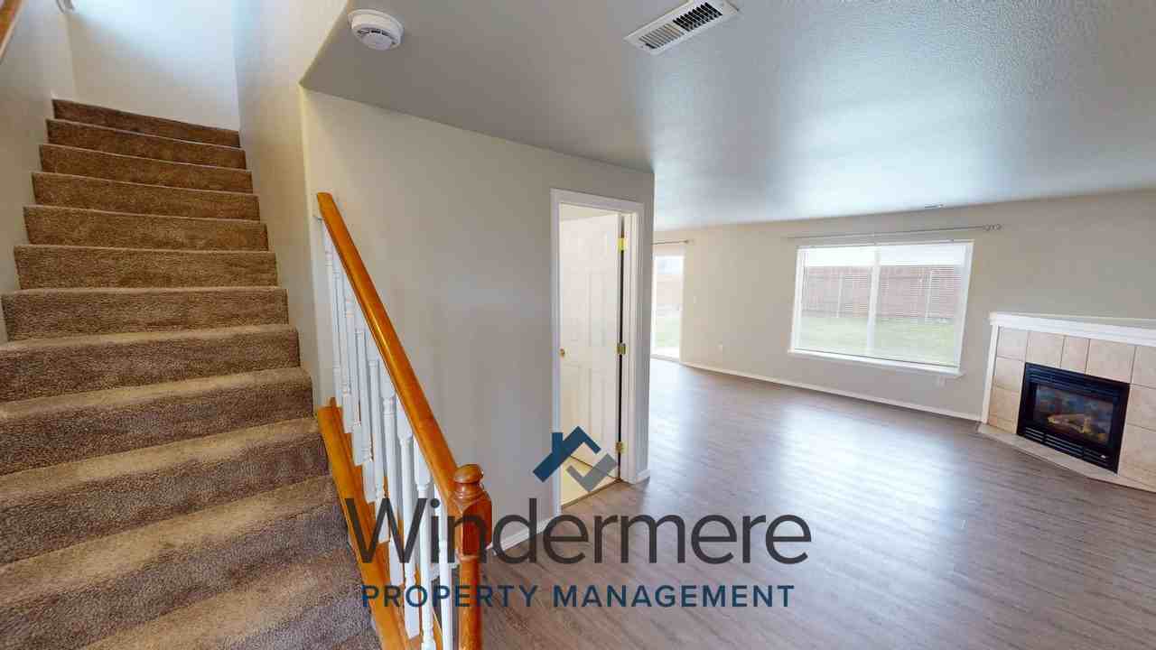 1243 Se Newgate Dr - Photo 5 of 16