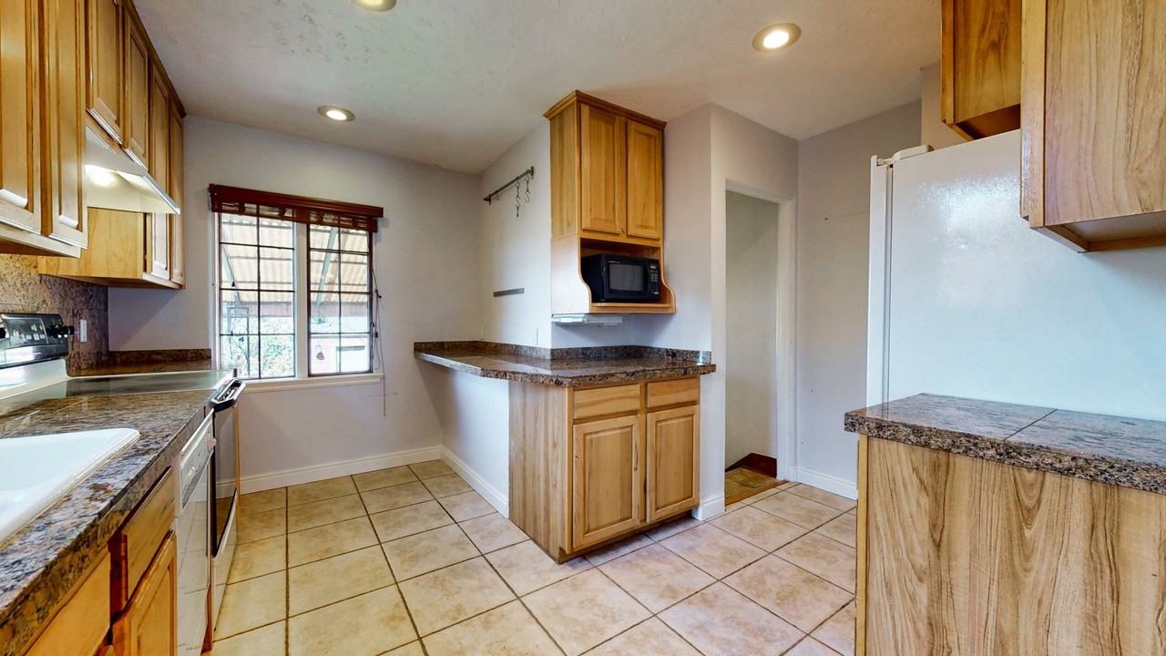 3317 N Saint Paul St - Photo 2 of 40