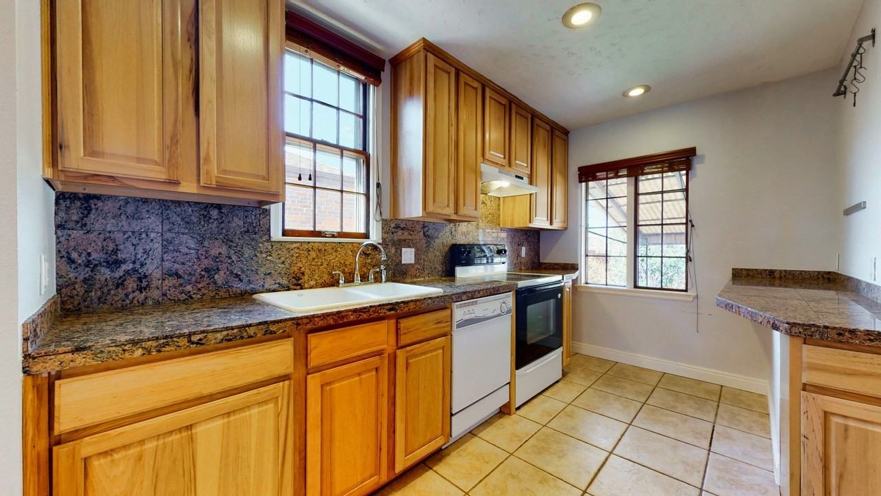 3317 N Saint Paul St - Photo 3 of 40