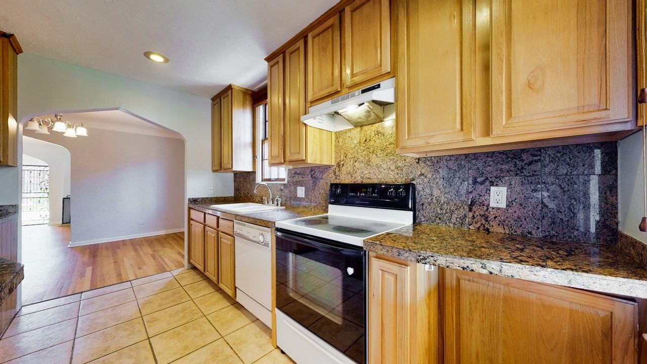 3317 N Saint Paul St - Photo 4 of 40