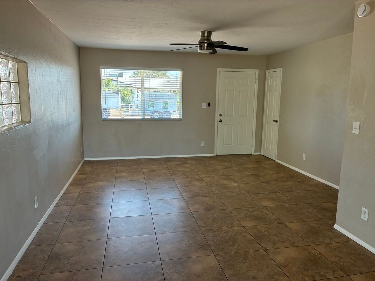 3426 E Hillery Dr - Photo 4 of 27