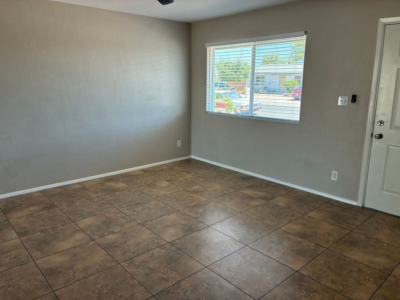 3426 E Hillery Dr - Photo 6 of 27