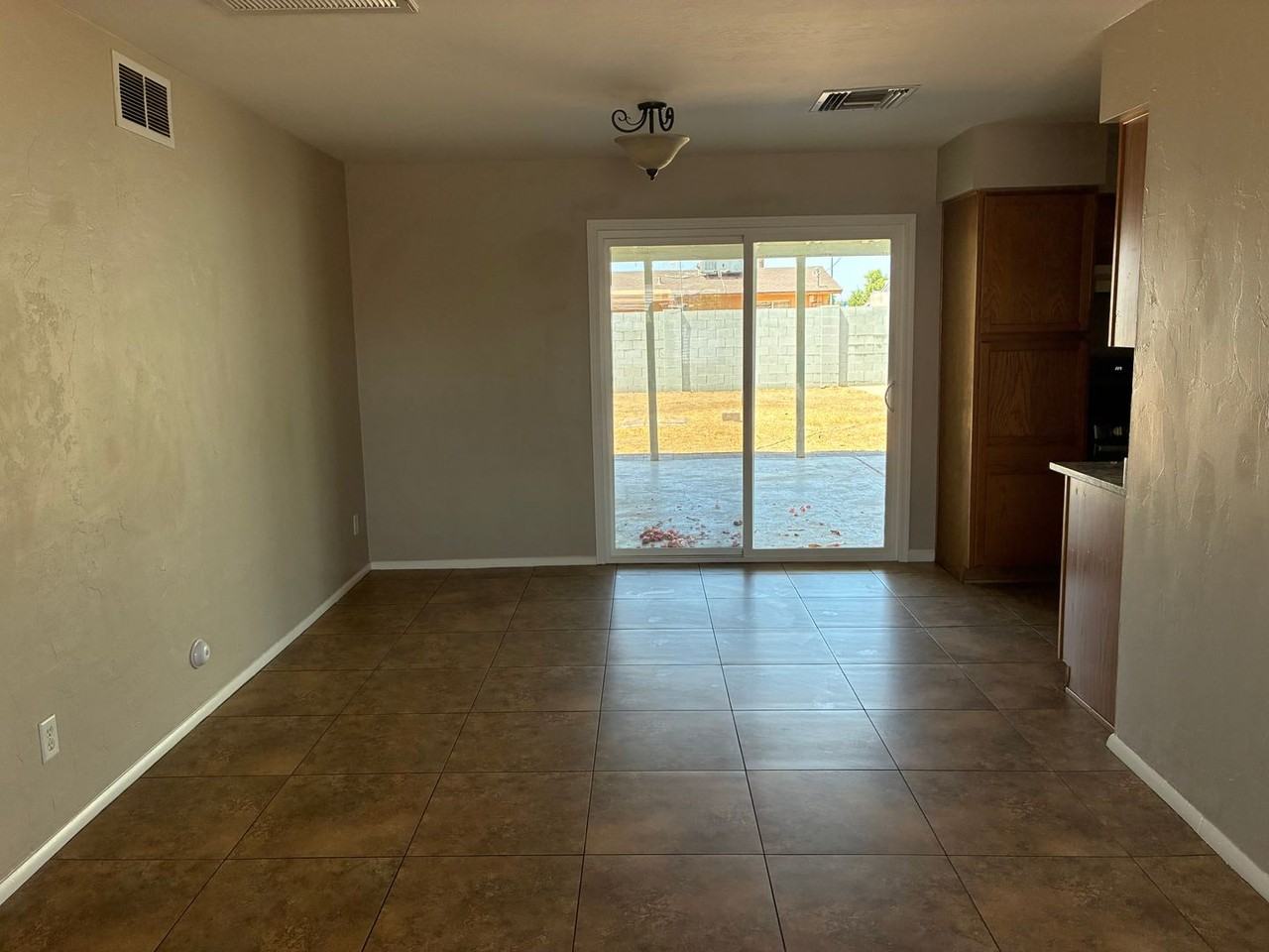 3426 E Hillery Dr - Photo 5 of 27