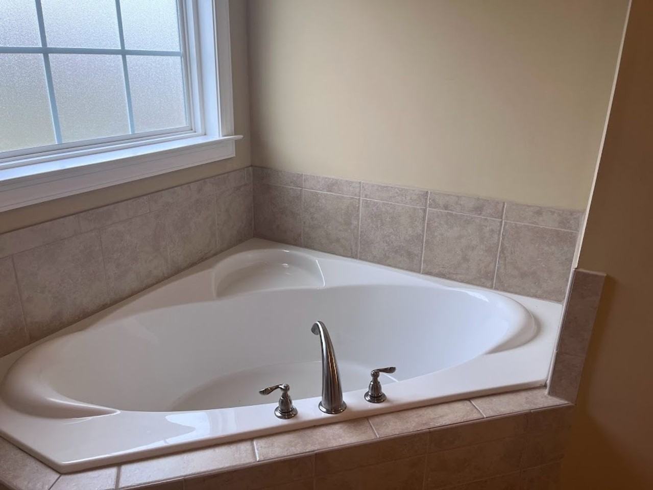 415 Fernhurst Ln - Photo 4 of 19