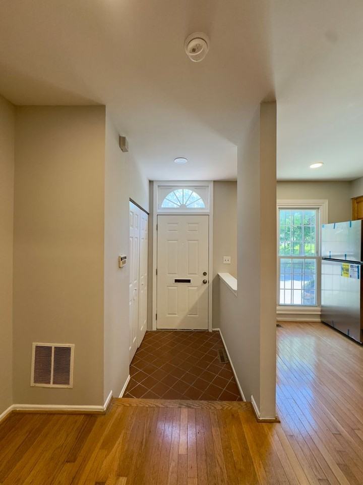 812 S Paca St - Photo 7 of 23