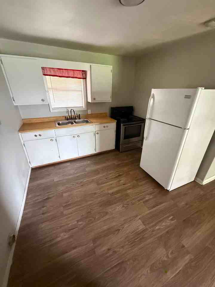 1107 S 16th St - Photo 2 of 6