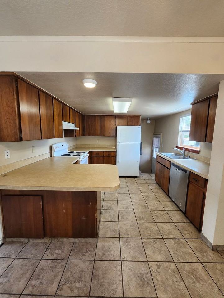 1211 Torbett St - Photo 7 of 20