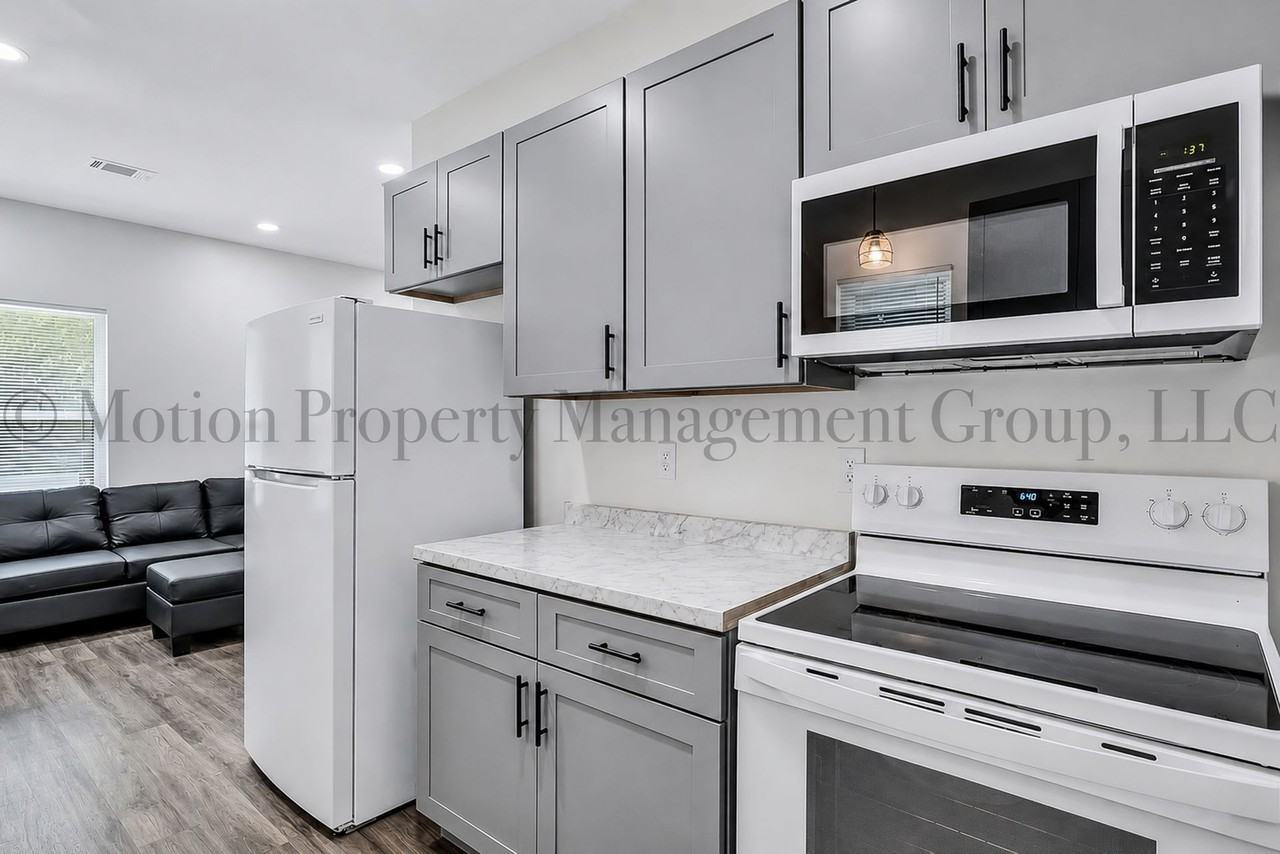 702 Carmen Ave - Photo 3 of 9