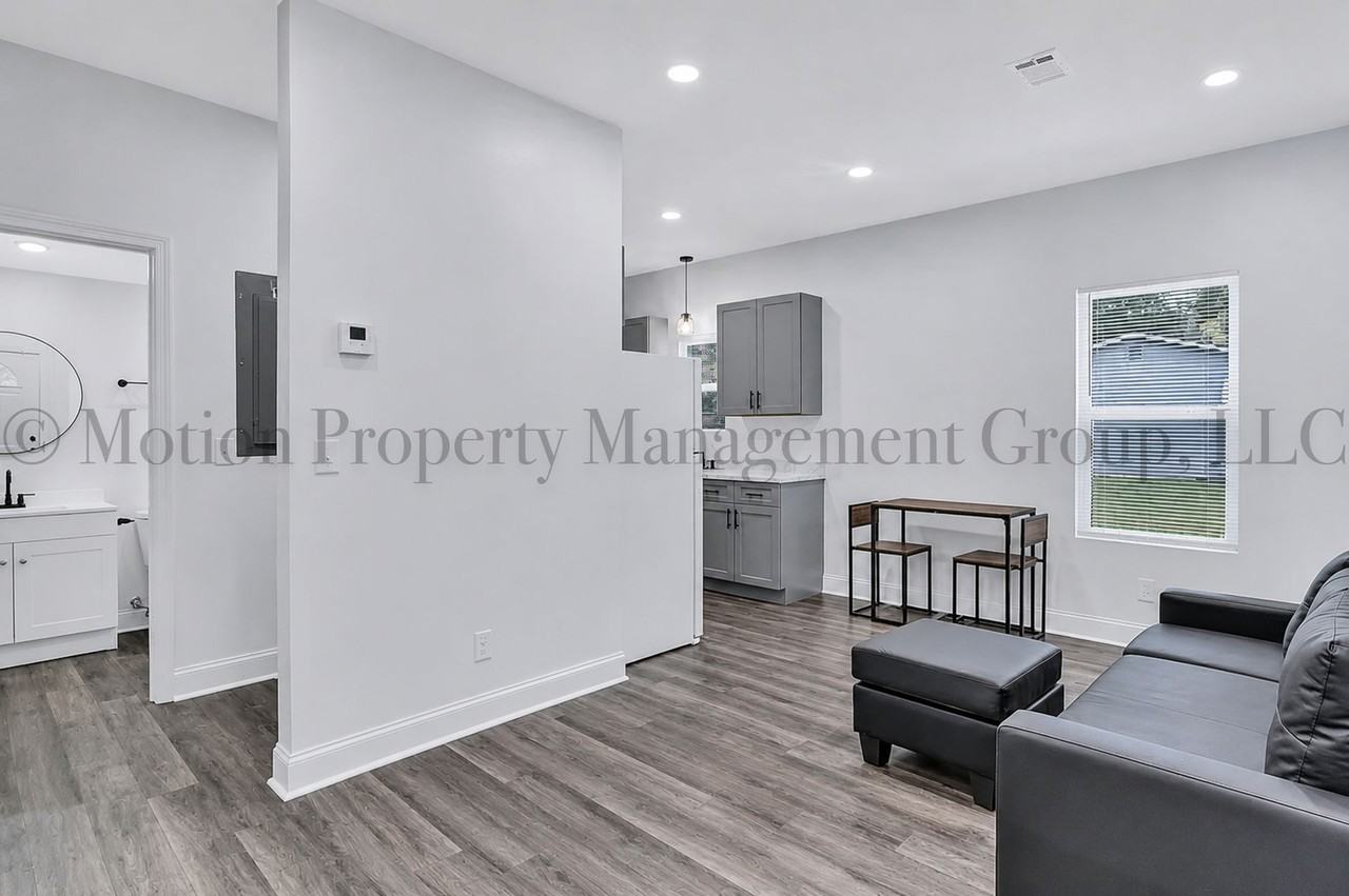 702 Carmen Ave - Photo 5 of 9