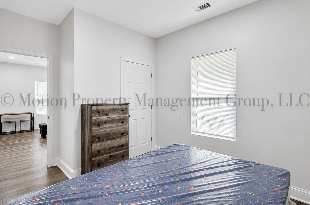 702 Carmen Ave - Photo 6 of 9