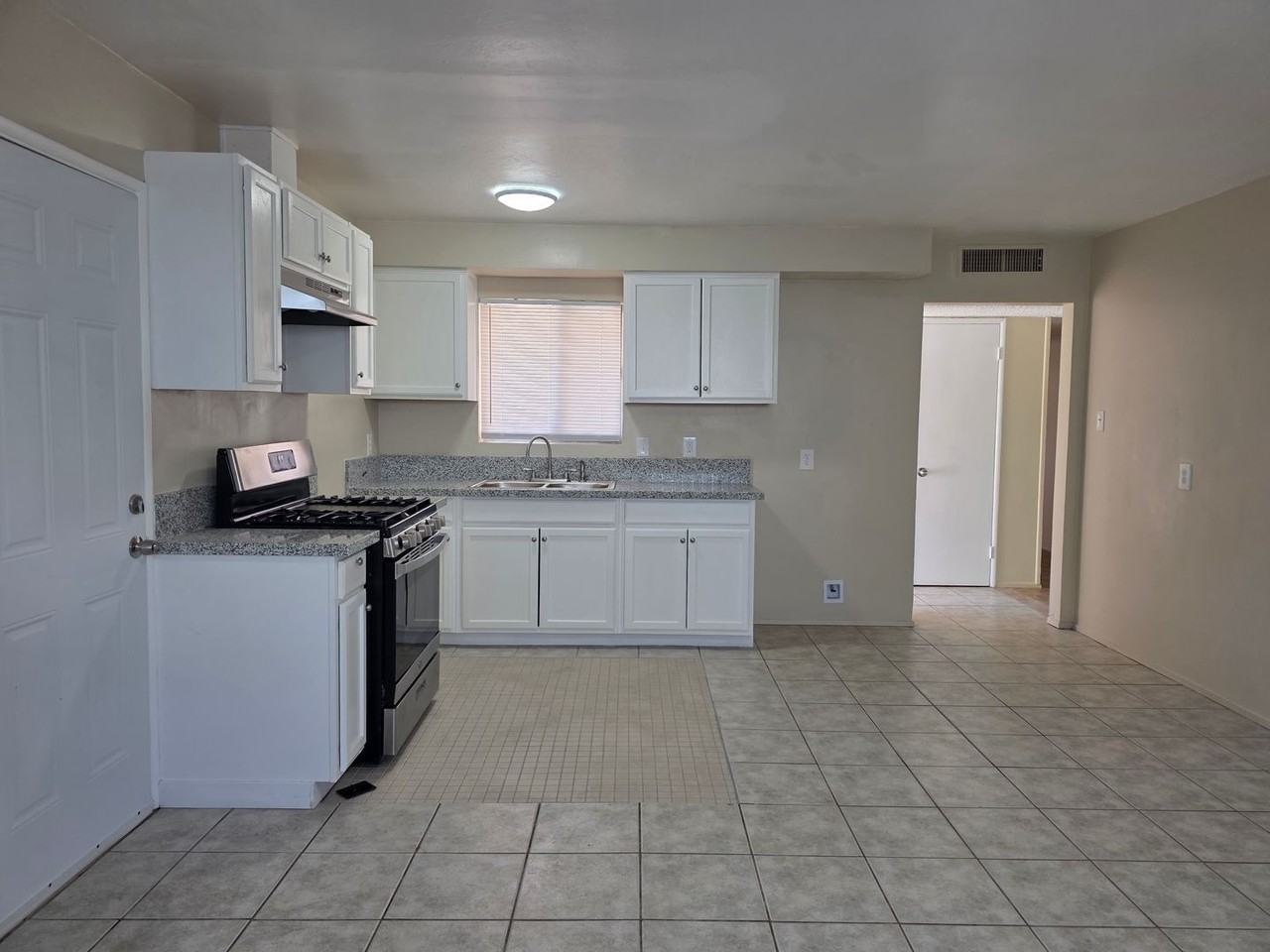 2805 Cambria Ave - Photo 3 of 18