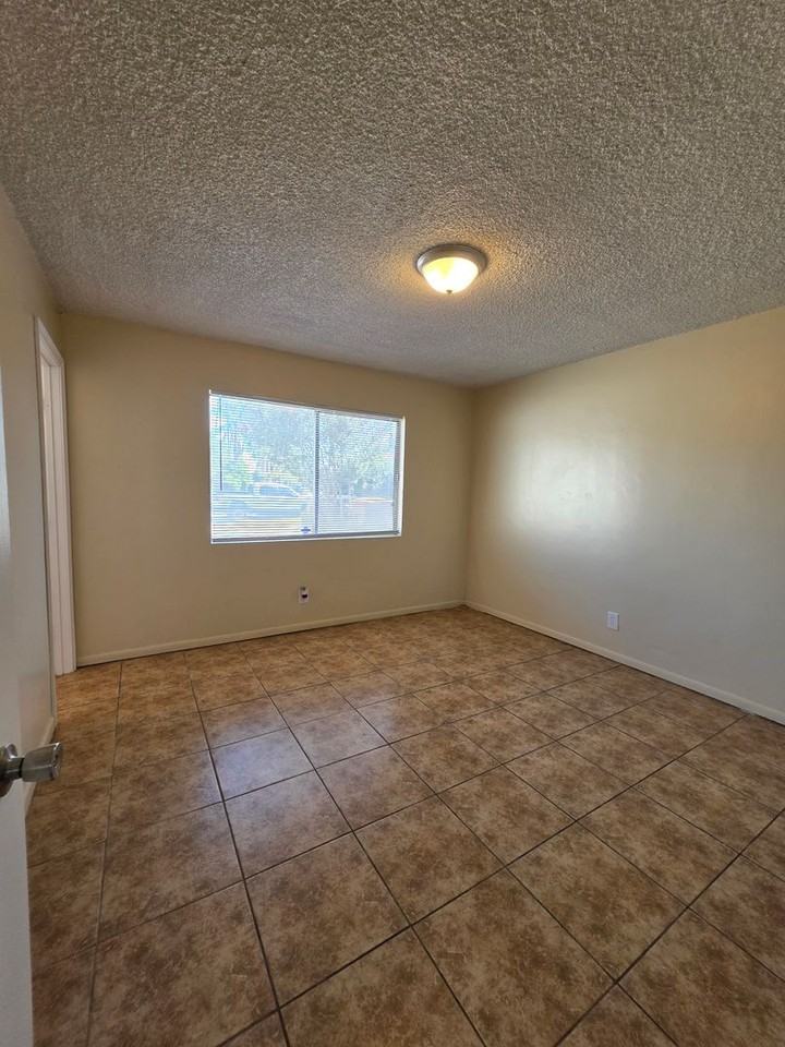 2805 Cambria Ave - Photo 7 of 18