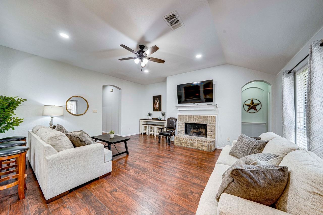 1700 Sparrow Ln - Photo 5 of 17