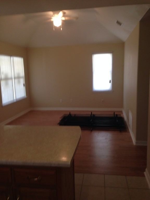 1572 Victor St - Photo 5 of 21