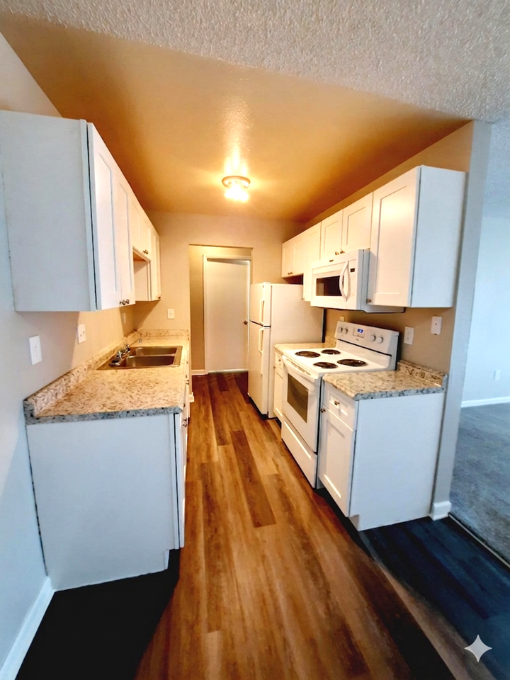 SUNDANCER APARTMENTS - Photo 4 of 17