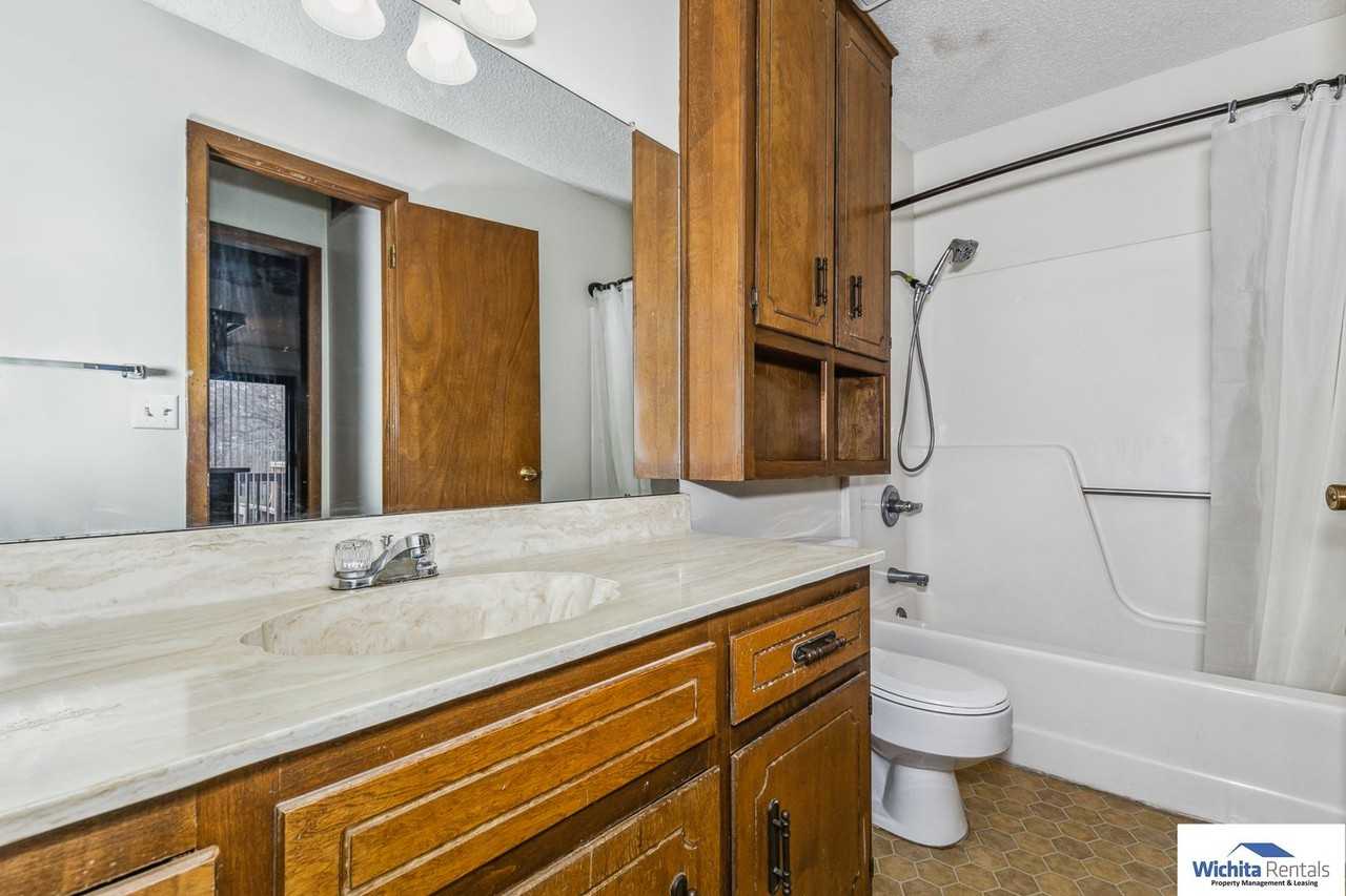 1732 S Beech St - Photo 6 of 9