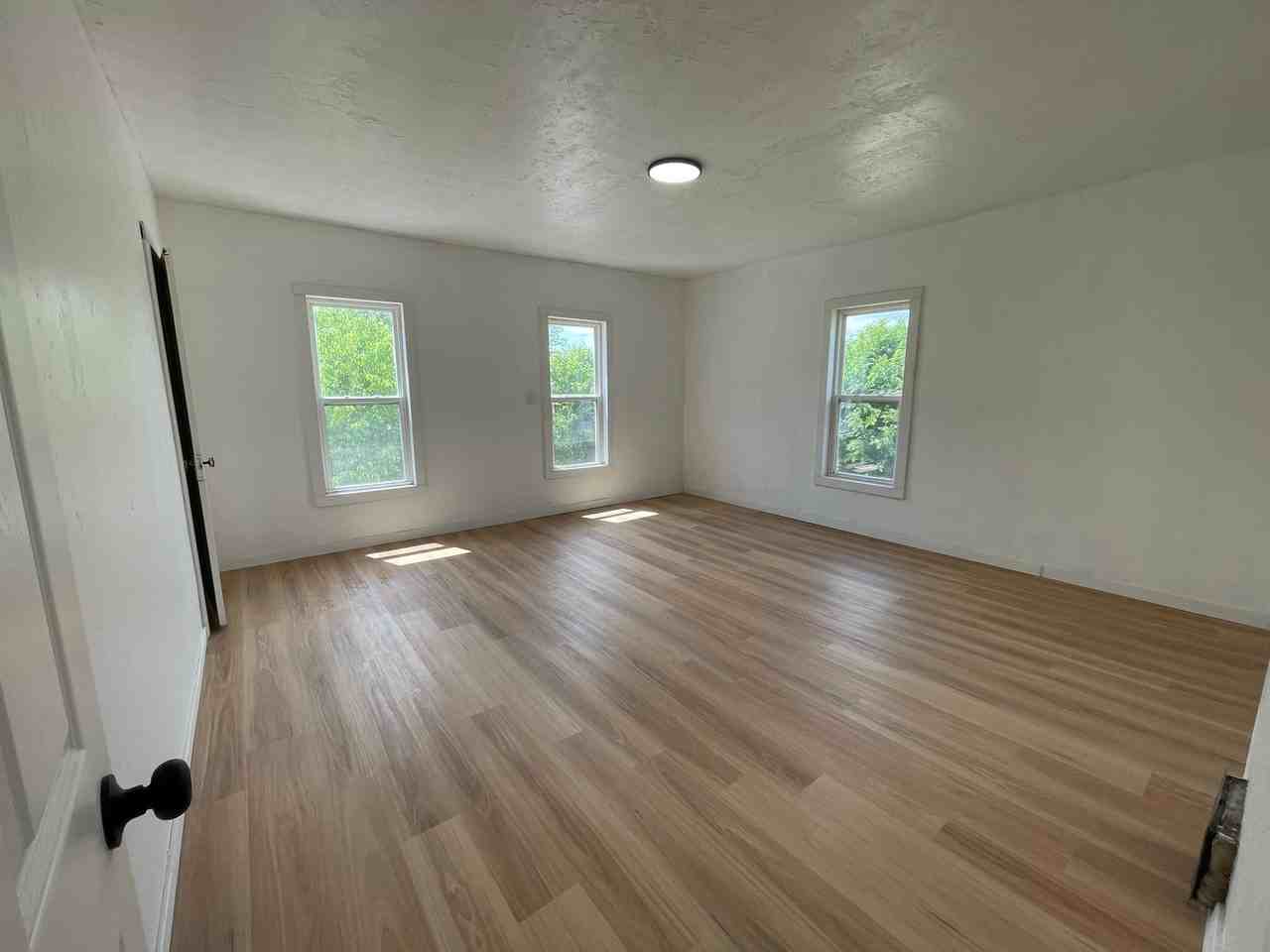942 Washington St - Photo 2 of 10