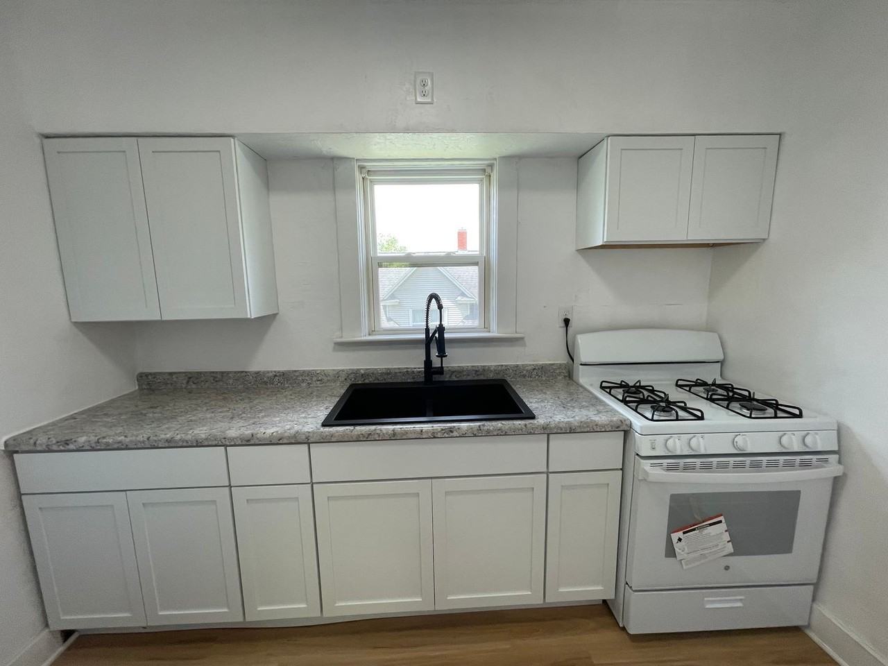 942 Washington St - Photo 3 of 10