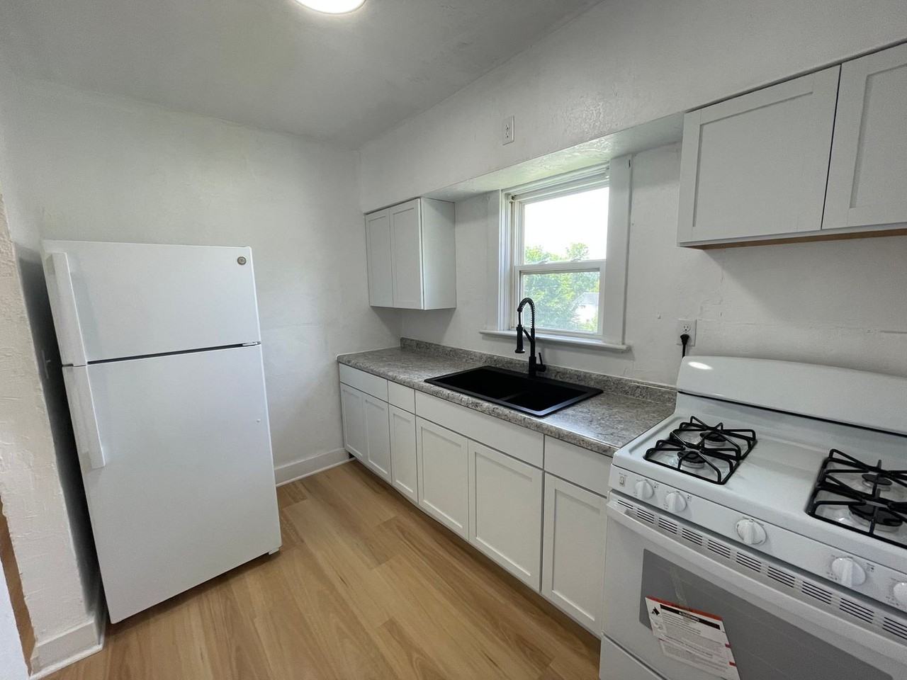 942 Washington St - Photo 4 of 10