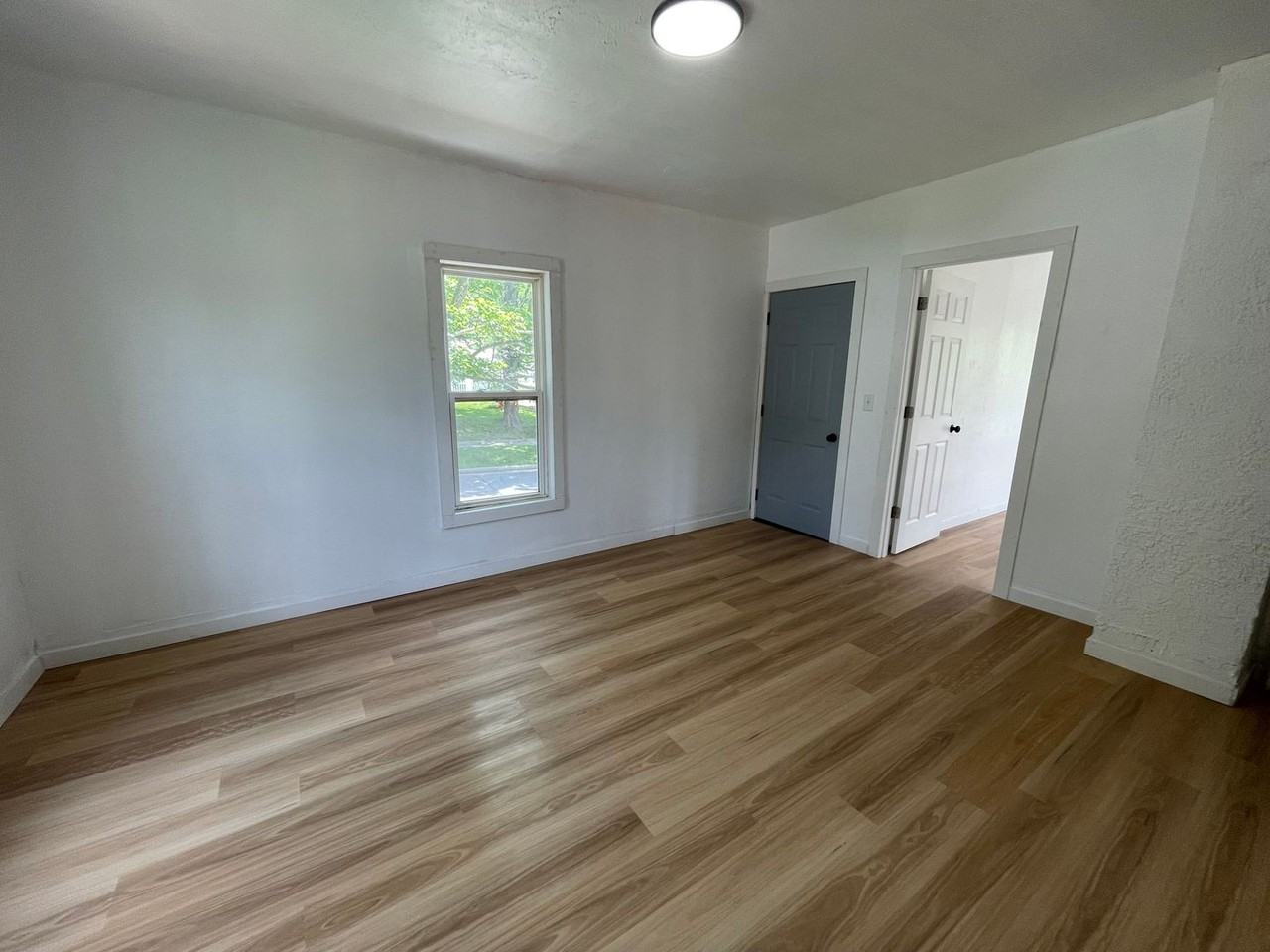 942 Washington St - Photo 5 of 10
