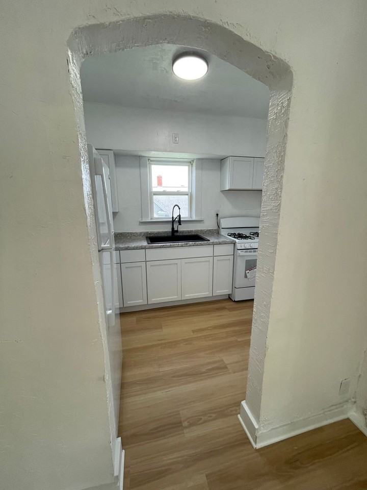 942 Washington St - Photo 6 of 10