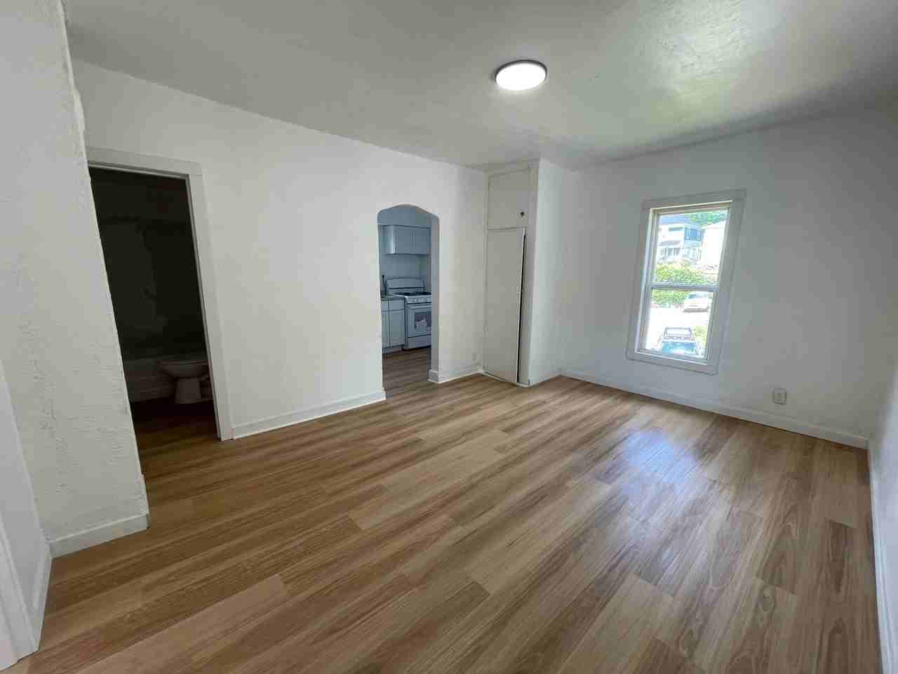 942 Washington St - Photo 7 of 10