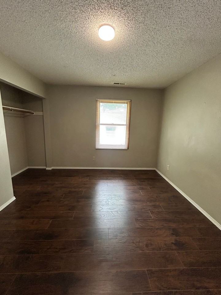 515 E Washington St - Photo 6 of 10