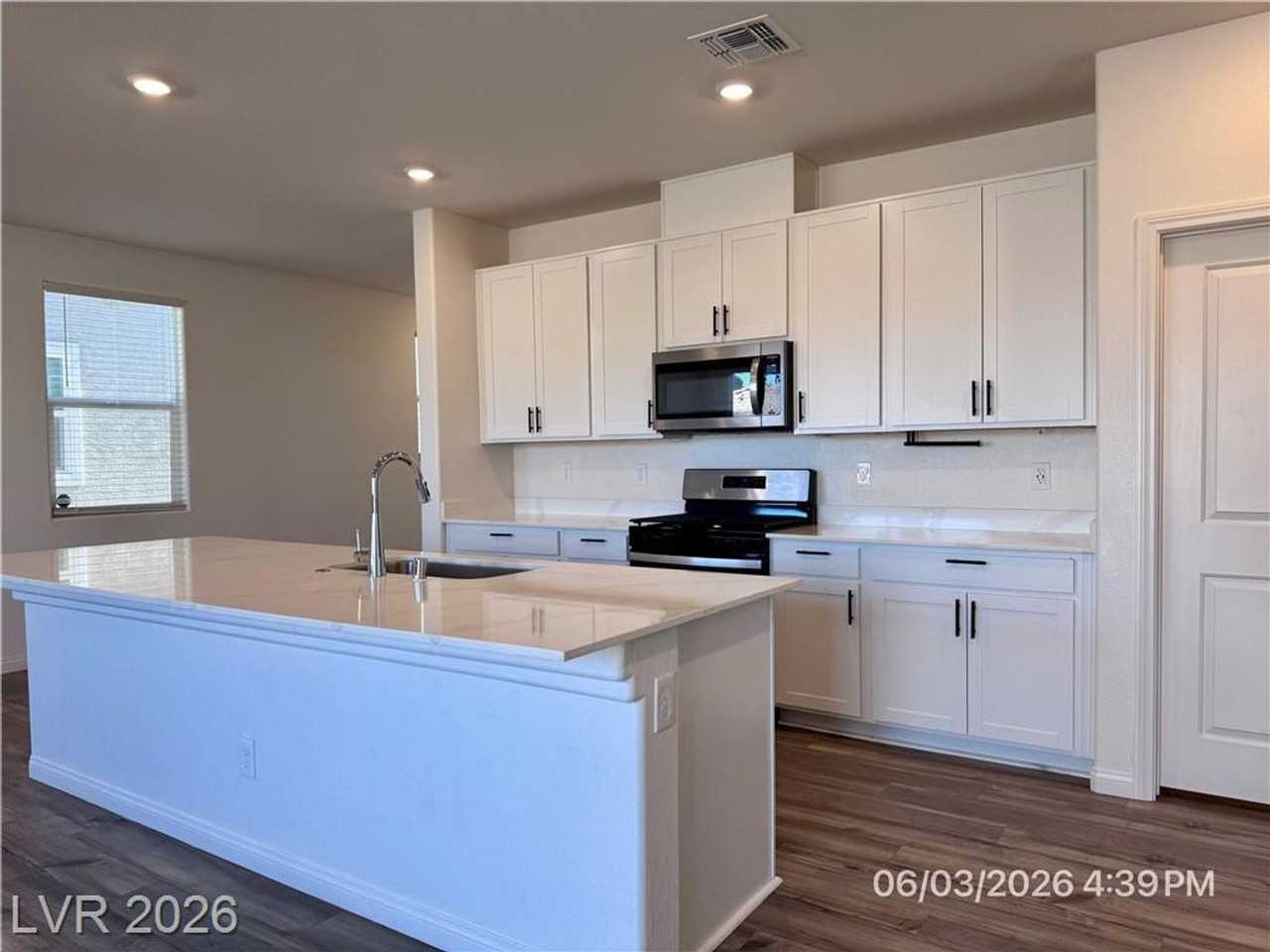 9552 Bursill St - Photo 7 of 46