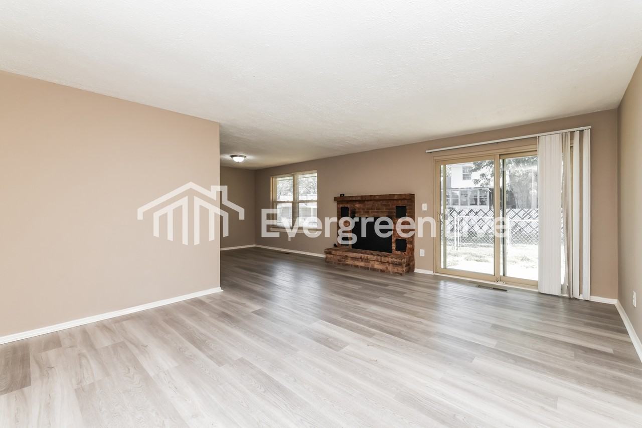 4911 Larchview Dr - Photo 3 of 15