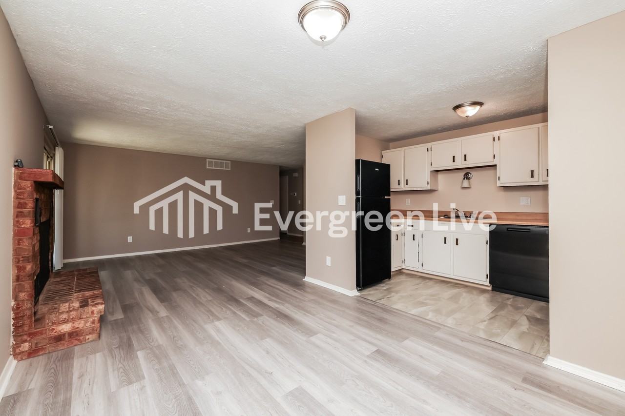 4911 Larchview Dr - Photo 5 of 15