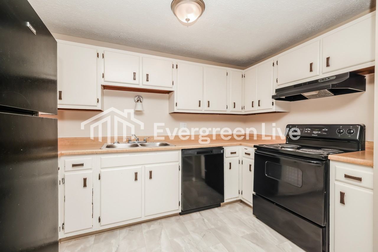4911 Larchview Dr - Photo 6 of 15