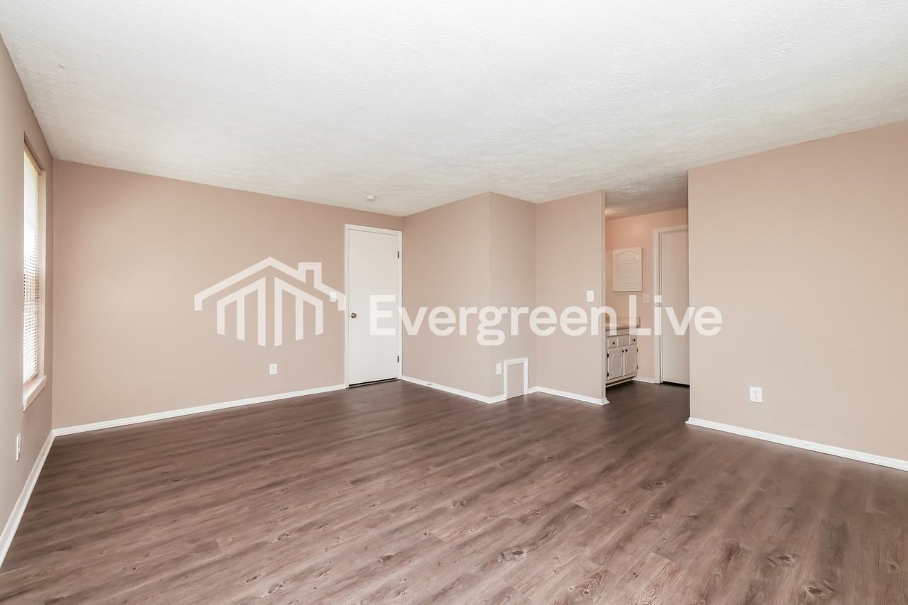 4911 Larchview Dr - Photo 7 of 15