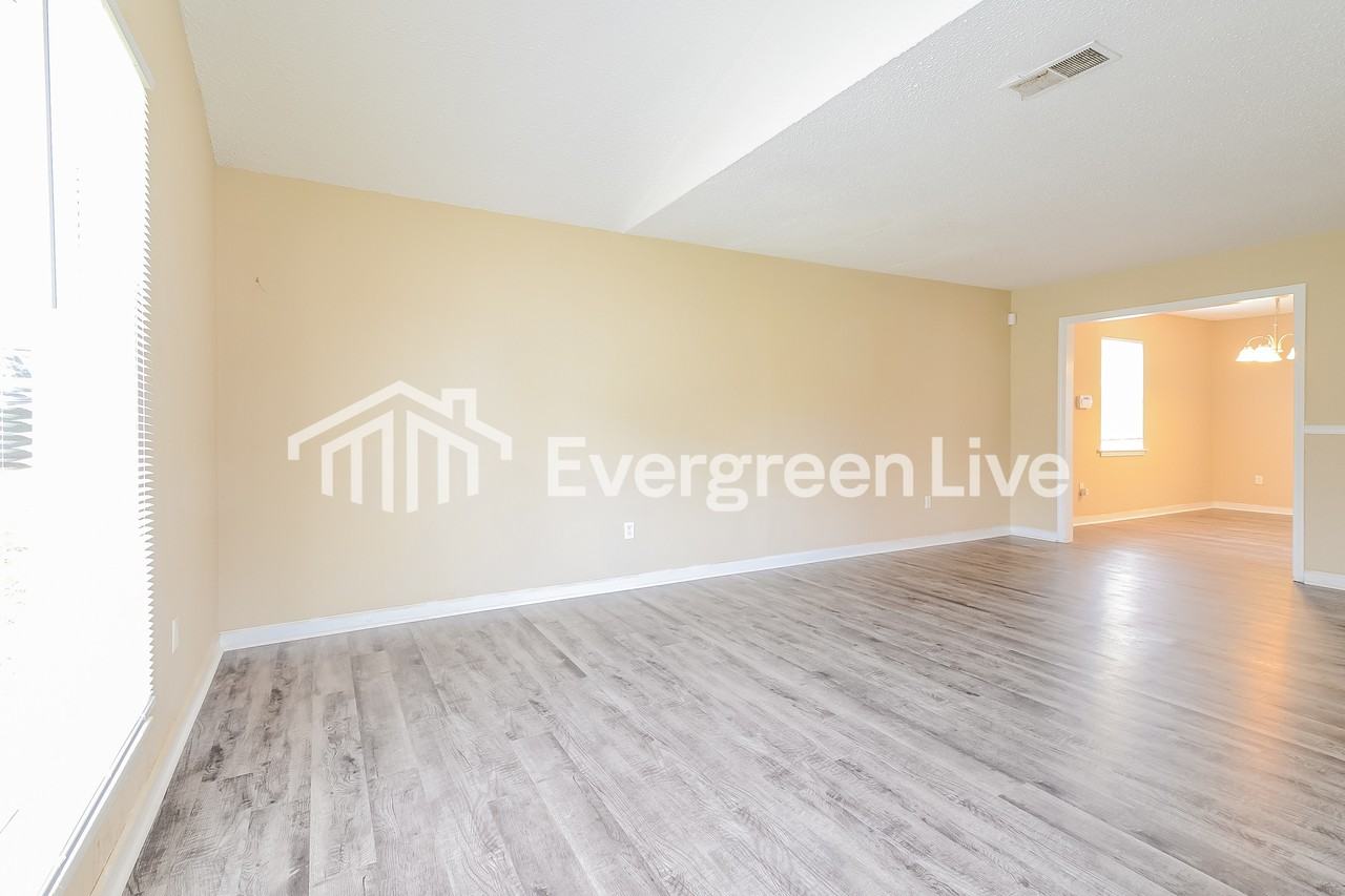 204 Leewood Cir - Photo 2 of 10