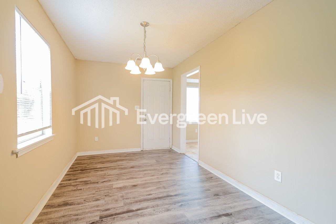 204 Leewood Cir - Photo 3 of 10