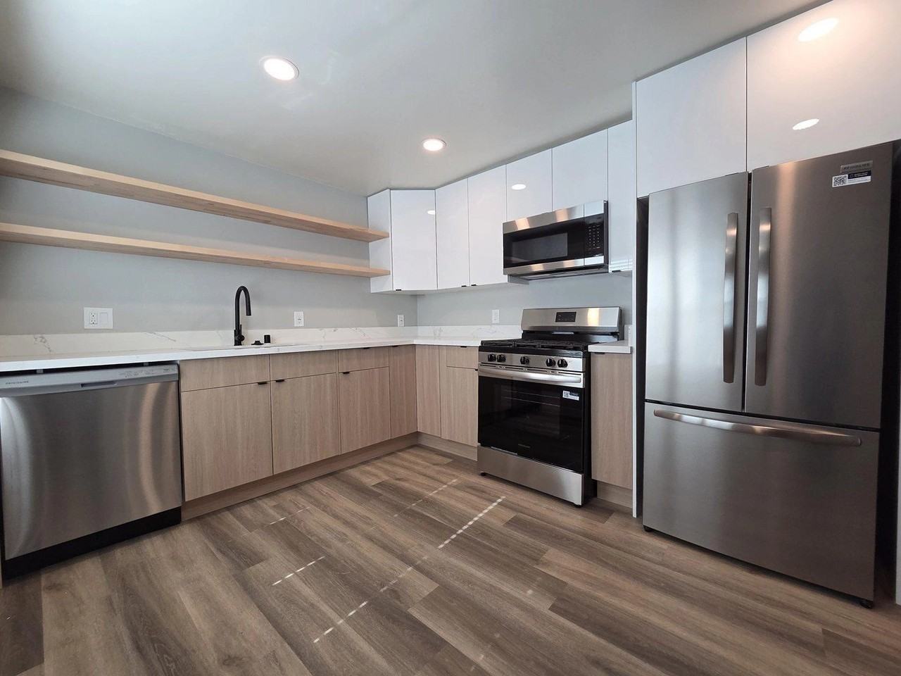 1411 Mohawk St - Photo 5 of 35