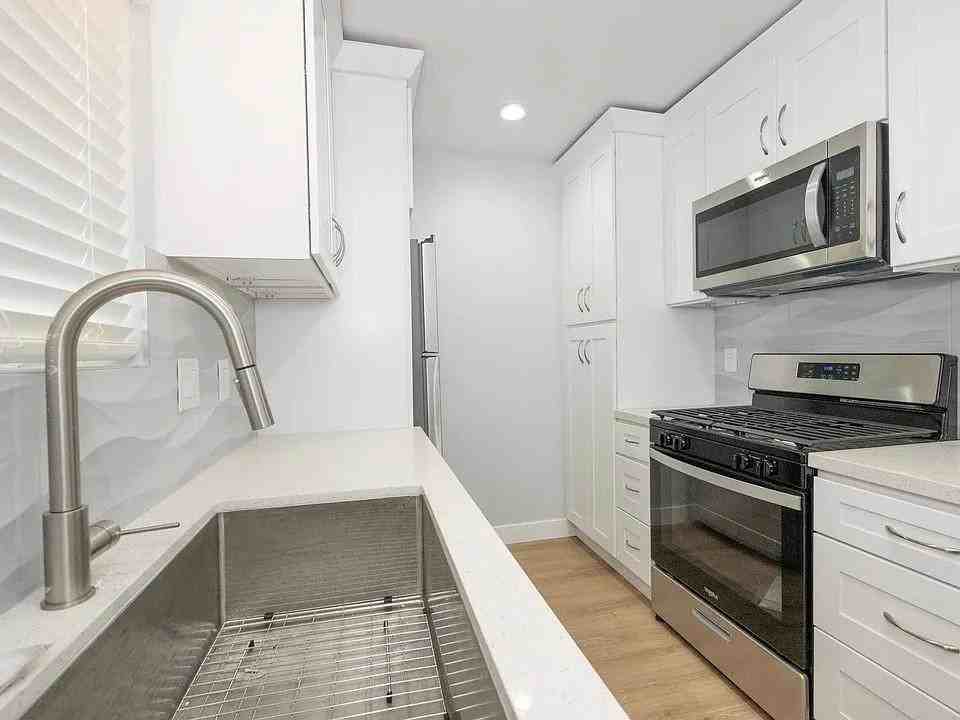 418 N Broadway - Photo 4 of 50