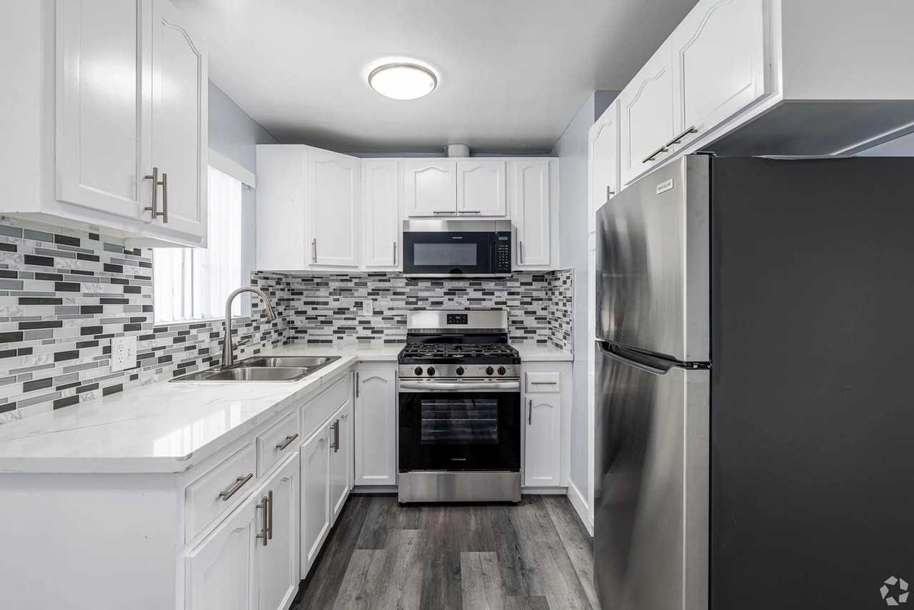 1032-1036 S Normandie Ave - Photo 2 of 4