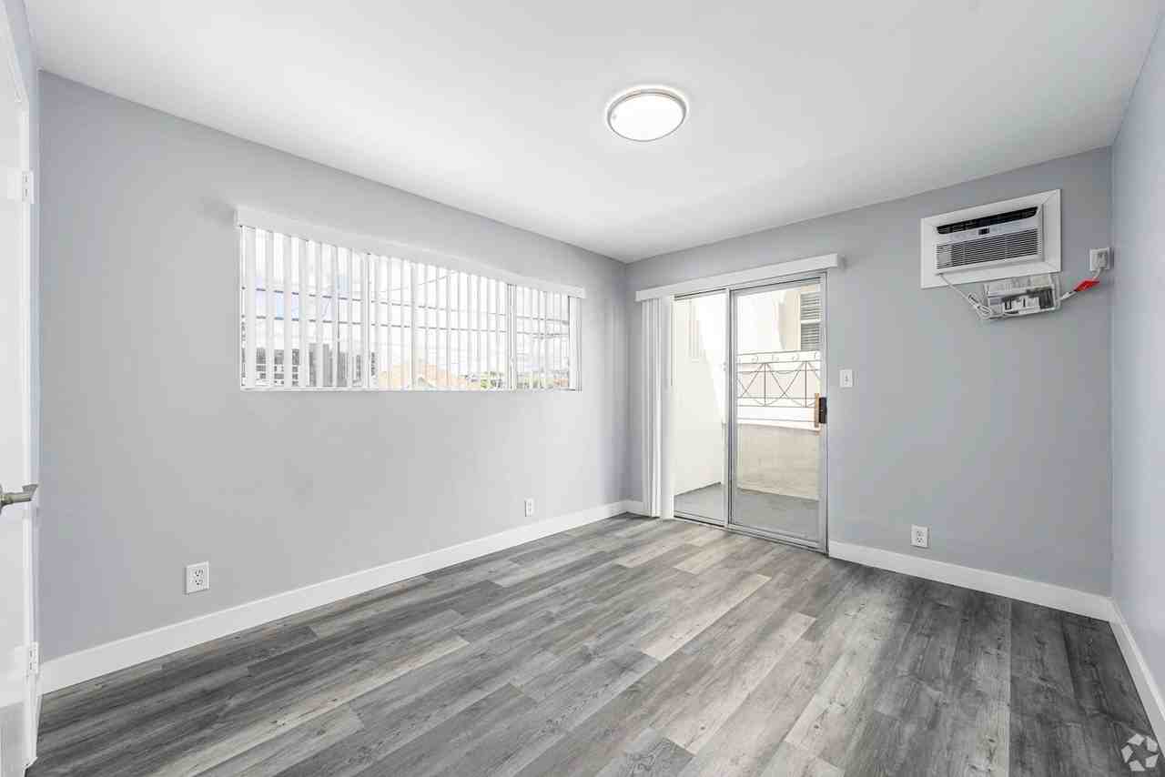 1032-1036 S Normandie Ave - Photo 3 of 4